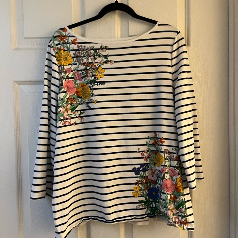 Talbots Cotton Top Size XL , Black And White Strips .Flower Designs